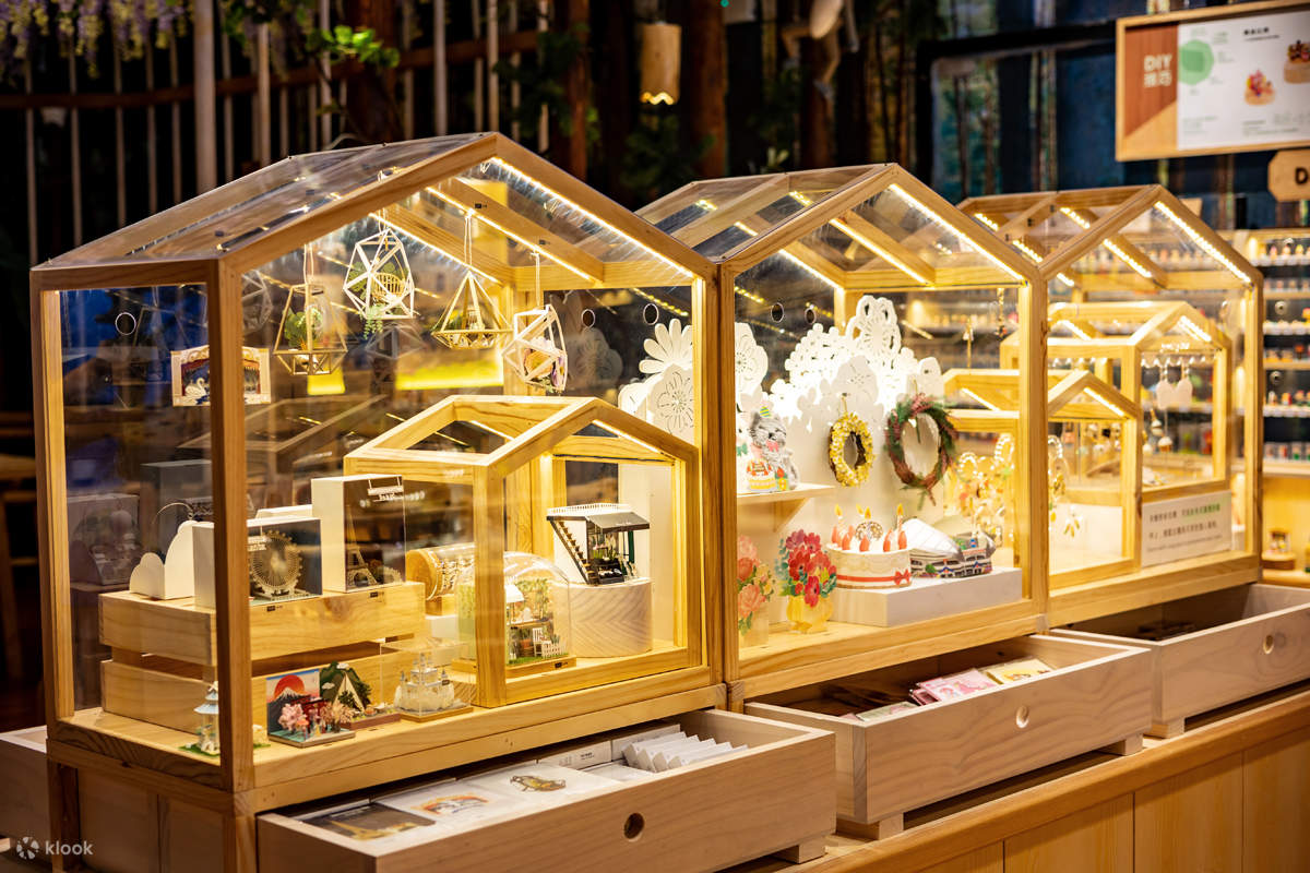 Espace de vente de produits dérivés - Après avoir découvert la beauté de la forêt de Muyu, n'êtes-vous toujours pas satisfait ? Voulez-vous emporter le jeu chez vous ? De nombreux produits Muyu sont disponibles à l'achat dans l'espace de vente de produits